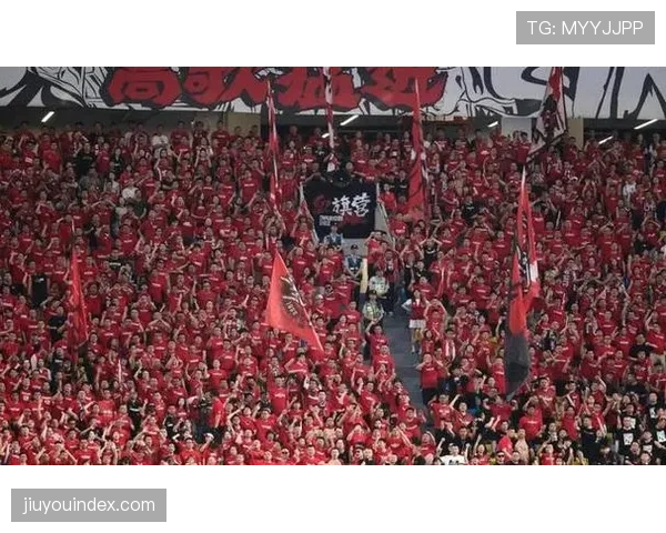 通讯：航拍视角下的成都凤凰山专业足球场，红色海洋再次沸腾