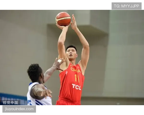 老将易建联亮相青少年篮球训练营，亲自指导小球员